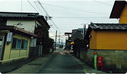 細い路地に入ります。直進すると、点滅信号が見えてきます