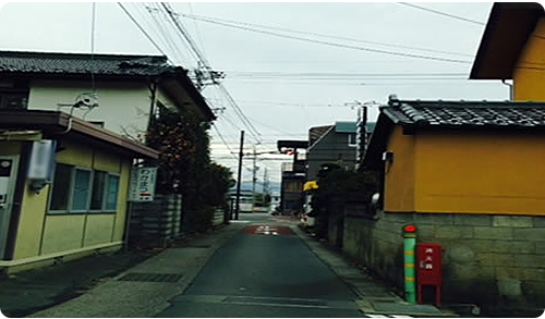 細い路地に入ります。直進すると、点滅信号が見えてきます