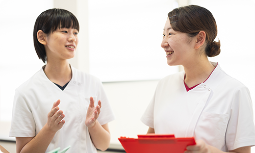 先輩スタッフが専任の指導役としてペアを組みます